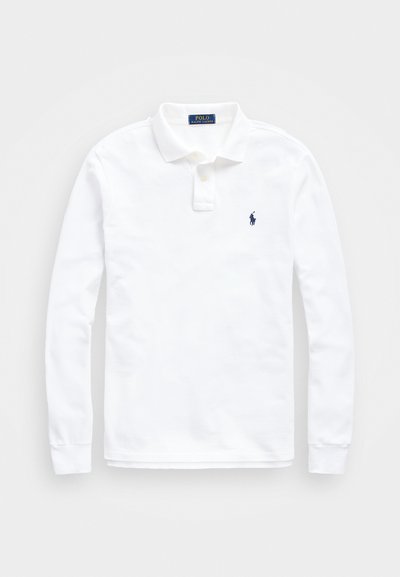 Wit lange mouwen poloshirt van katoen, met een kraag en een enkel blauw logo op de linkerborst. Eenvoudig, klassiek ontwerp.