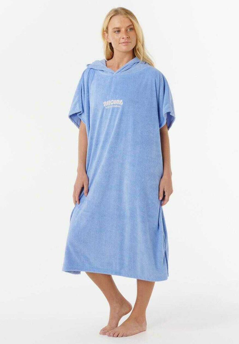 Bata de baño de felpa azul con capucha y mangas cortas, que llega hasta la mitad de la pantorrilla, con un logo en la parte delantera. Textura suave y corte relajado.