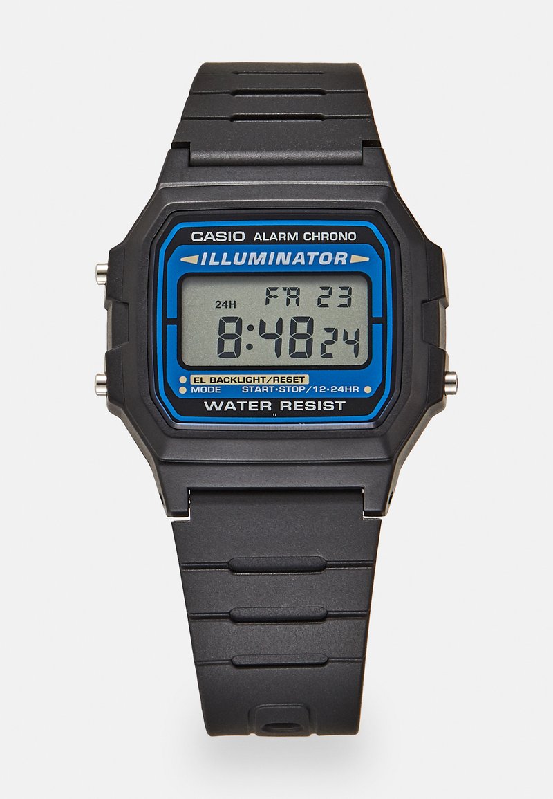 Montre numérique avec bracelet en caoutchouc noir, cadran rectangulaire, accent bleu autour d'un affichage gris. Les caractéristiques incluent une alarme et une résistance à l'eau.