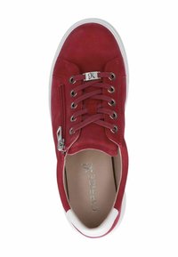 Vörös velúr sneaker fehér díszítéssel, lapos fűzőkkel, oldalcipzárral és kerek orral. A belső része puha béléssel és márkázott talppal rendelkezik.