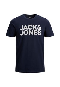 Tricou din bumbac de culoare albastru marin, cu un text grafic alb îndrăzneț "JACK & JONES" pe față, guler la baza gâtului și mâneci scurte.