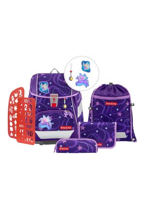 Set di zaini per bambini viola, composto da uno zaino grande, una borsa con cordino, un astuccio e stencil, decorati con fantasiosi motivi di unicorni e fate.