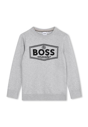 Maglione grigio con maniche lunghe, scollatura tonda e polsini a coste. Presenta un grande logo nero "BOSS seventy" al centro.