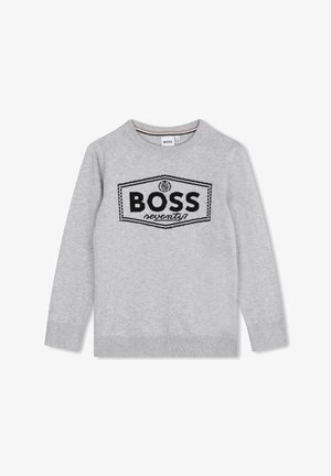 Maglione grigio con maniche lunghe, scollatura tonda e polsini a coste. Presenta un grande logo nero "BOSS seventy" al centro.