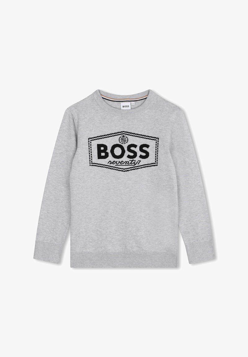 Pull gris à manches longues, col rond et poignets côtelés. Arbore un grand logo noir "BOSS seventy" au centre.