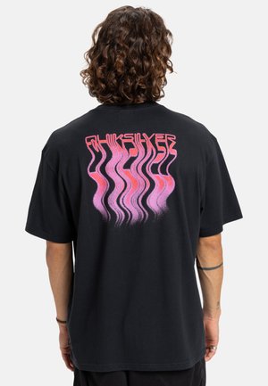 Zwarte katoenen T-shirt met een golvend roze en rode grafisch ontwerp met de tekst "Quiksilver" op de achterkant. Korte mouwen, relaxte pasvorm.