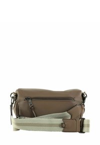 Sac bandoulière en cuir marron avec une poche zippée à l'avant et une sangle textile rayée. Caractéristiques : texture lisse et ferrures réglables.