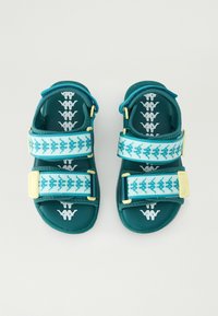 Gröna sandaler med akvafärgade mönstrade remmar och gul spänne. Mjuk gummisula med logotryck. Har justerbara kardborreband.