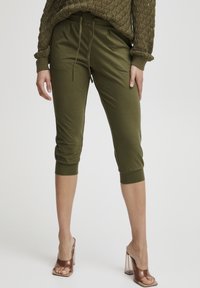 b.young - BYPANDINA CAPRI - Pantaloni sportivi - burnt olive Immagine in miniatura 1