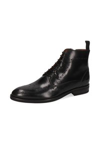 Bota inglesa de cuero negro tipo brogue con cordones, perforaciones decorativas y un tacón bajo sobre un fondo blanco.