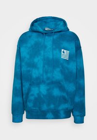 Sweat à capuche tie-dye bleu avec poche avant, cordons et petit logo blanc sur le côté gauche de la poitrine.