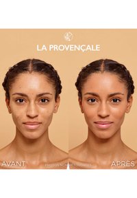 Comparaison avant-après de soins de la peau. À gauche, un teint irrégulier avec des imperfections ; à droite, un teint lisse et uniforme avec une radiance améliorée.