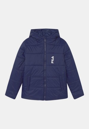 Doudoune à capuche bleu marine avec fermeture éclair frontale, deux poches latérales et logo Fila blanc sur la poitrine gauche.