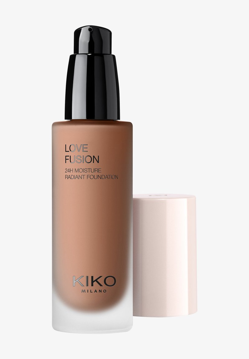 Fondotinta Love Fusion 24H Moisture Radiant di KIKO Milano nella tonalità marrone medio con erogatore nero e tappo beige.