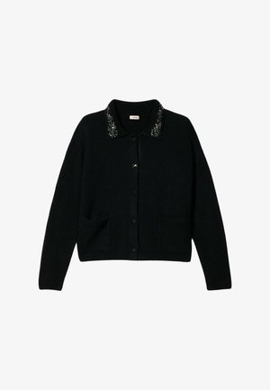 Zwarte cardigan met een kraag voorzien van decoratieve kraaltjes, knoopsluiting aan de voorkant en twee voorzakken. Zachte textuur en een comfortabele pasvorm.