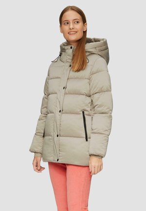 Veste beige rembourrée avec capuche, présentant des coutures verticales, des poches zippées noires, et un fermé à boutons à l'avant. Design léger et isolant.