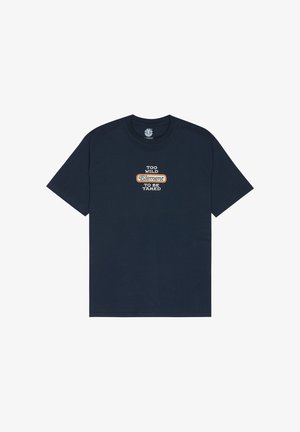 T-shirt en coton bleu marine à manches courtes avec un motif central en texte blanc et orange : "TOO WILD Element TO BE TAMED".