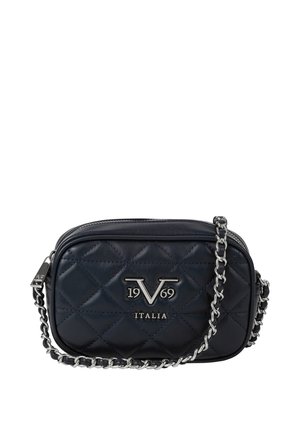 Zwarte doorgestikte leren crossbody tas met zilveren kettingriem en metalen "19V69 Italia" logo aan de voorkant, ritssluiting bovenaan.