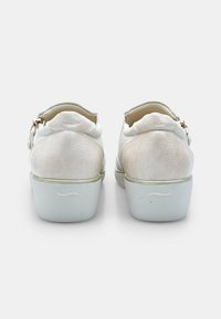 Scarpe bianche in pelle con finitura scamosciata, con retro arrotondato e cinturino alla caviglia. Presentano un tacco basso grigio chiaro e dettagli testurizzati sulla tomaia.