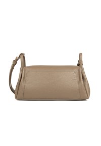 Borsa a spalla rettangolare in pelle taupe con tracolla regolabile, superficie testurizzata e fondo strutturato su sfondo bianco.