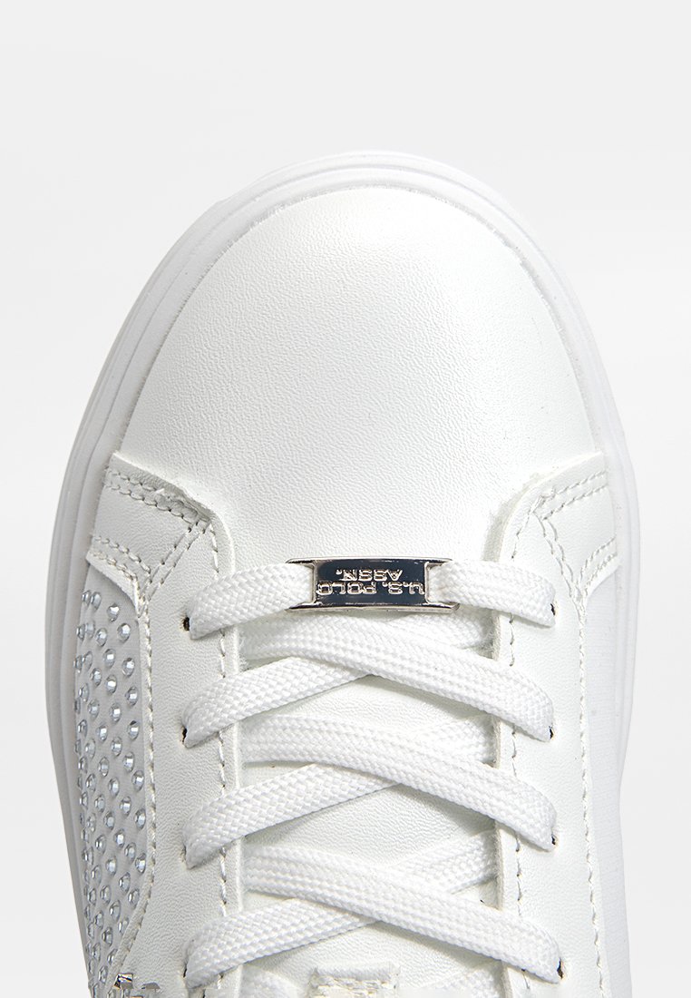 Weißer Sneaker mit einem glatten Lederobermaterial und einem strukturierten Einsatz mit Strasssteinen. Mit weißen Schnürsenkeln und einem silbernen Logo-Detail.