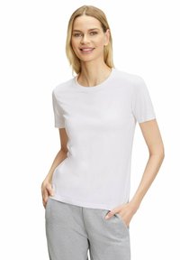 Witte T-shirt met korte mouwen en een ronde halslijn, gemaakt van zacht materiaal. Draag het met grijze sweatpants met een comfortabele pasvorm.