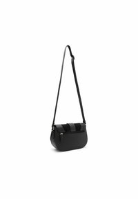 Bolso cruzado negro con forma curva, acentos de ante y cierre con cremallera. Cuenta con una larga correa ajustable y un pequeño bolsillo exterior.
