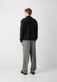 HUGO DEQUILOS - Zip-up sweatshirt - black