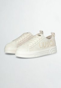 Sneaker bianchi con lati in rete testurizzata, lacci piatti e dettagli con logo. Punta arrotondata e suola in gomma spessa. Finitura liscia su tutta la superficie.