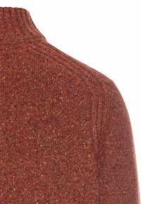 Strickpullover in rostorange mit einem strukturierten Muster, ausgestattet mit einem hohen Kragen und Rippdetails am Kragen und den Schultern.