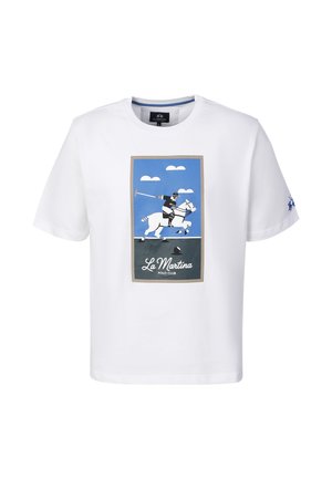 Weißes T-Shirt mit einer Grafik eines Polospielers auf einem weißen Pferd, der einen Ball schlägt, blauem Himmel mit Wolken und dem Schriftzug „La Martina Polo Club“ darunter.