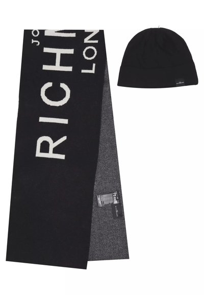 Set composto da berretto e sciarpa neri in maglia con la scritta "RICHMOND" in bianco ben visibile. La sciarpa ha una texture liscia; il berretto è aderente con una bordo risvoltato.