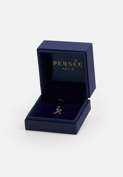 Zlatno tonirane naušnice s tri okrugla dijamantska slično kamenčića. Presented in a navy box with gold lettering and a soft, dark blue interior.