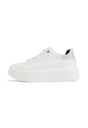 Sneaker platform bianco con lacci e punta arrotondata, caratterizzata da occhielli argentati e una discreta marca laterale su una suola spessa.