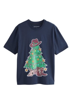 Tmavomodré bavlnené tričko s karikatúrnym motívom vianočného stromčeka, ktorý má na hlave hnedý klobúk a na nohách kovbojské topánky, zdobený farebnými ozdobami.
