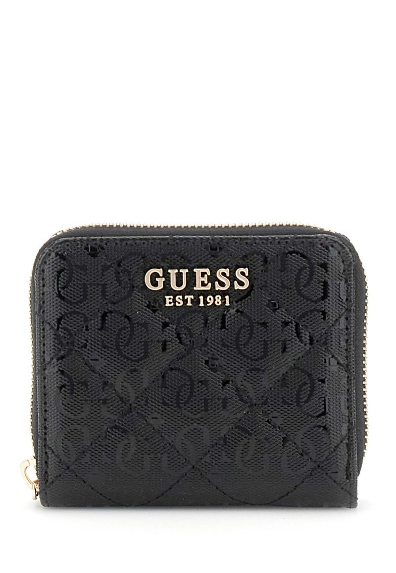 Portefeuille noir zippé en matériau texturé, présentant un motif embossé, des garnitures dorées et le texte du logo "GUESS EST 1981" sur le devant.