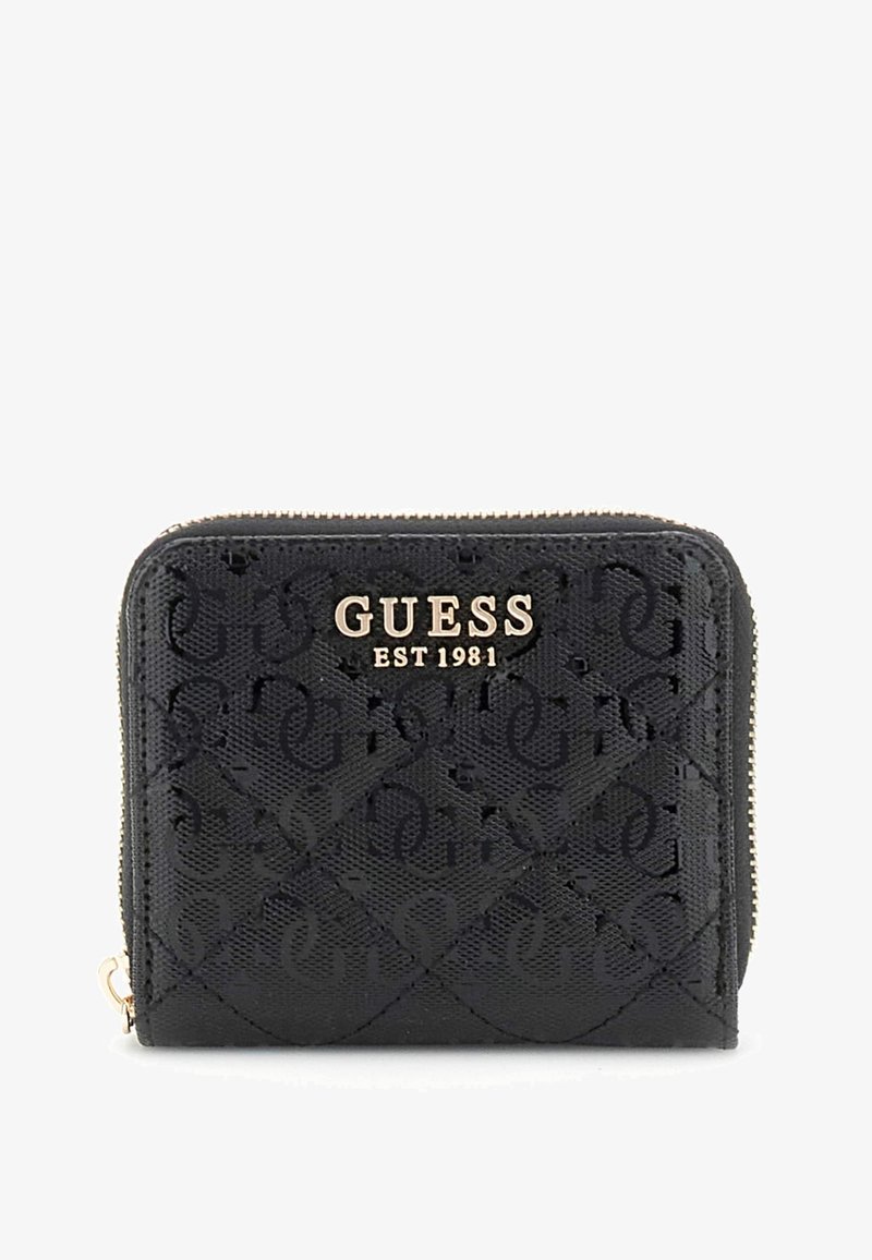 Portefeuille noir zippé en matériau texturé, présentant un motif embossé, des garnitures dorées et le texte du logo "GUESS EST 1981" sur le devant.