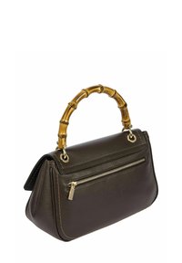 Sac à main en cuir marron foncé avec une poignée en bambou, un compartiment zippé et des détails de couture contrastants. Présente une forme triangulaire et du matériel en or.