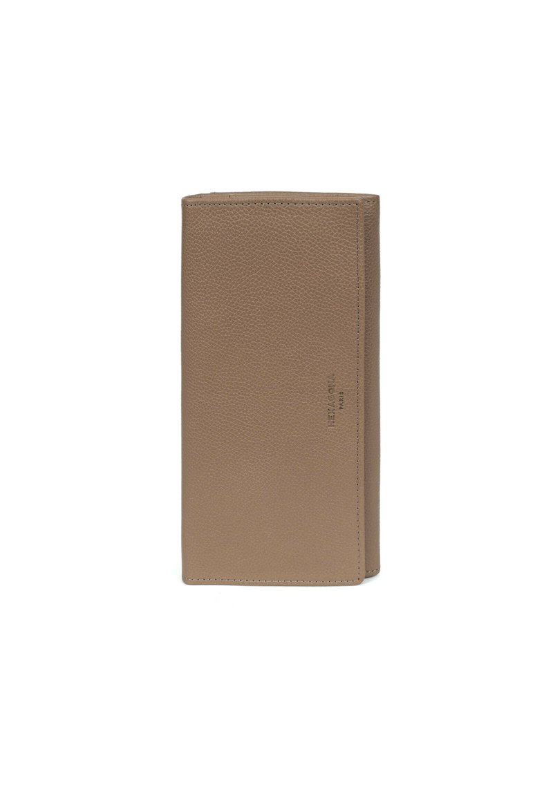 Portafoglio in pelle marrone chiaro con finitura testurizzata, design verticale e branding impresso sulla parte anteriore. Bordi puliti e stile minimalista.