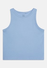 Lyseblå ermeløs tanktop laget av ribbestrikket stoff, med rund halslinning og ren avslutning ved kanten og ermehullene.