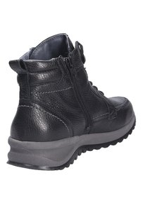Bottines en cuir noir avec une finition texturée, fermeture éclair sur le côté et une semelle en caoutchouc gris contrasté avec un motif cranté.
