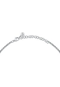 Bracciale in argento con maglie ovali e rotonde interconnesse, dotato di chiusura a moschettone e un piccolo ciondolo vicino alla chiusura.