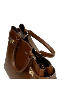 Hnědá kožená kabelka s dvojitými uchy, zlatými kovovými akcenty a otevřeným vrchem. Má hladký povrch a strukturovaný design.