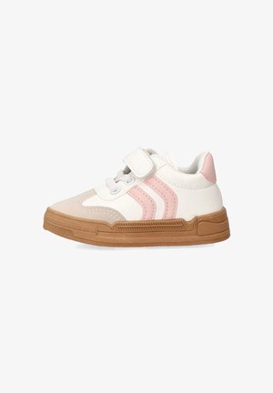 Zapatilla infantil blanca y rosa con cinta de velcro, cordones y suela texturizada marrón sobre un fondo blanco.