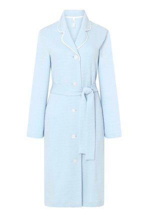 Bata de botones azul claro con mangas largas, cinturón y detalles en blanco. Presenta una tela texturizada con un patrón geométrico sutil.