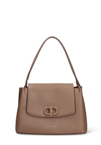 Bruine leren handtas met een gestructureerde afwerking, een overslagklep, gouden beslag en een korte schouderriem; heeft een merknaam in reliëf.