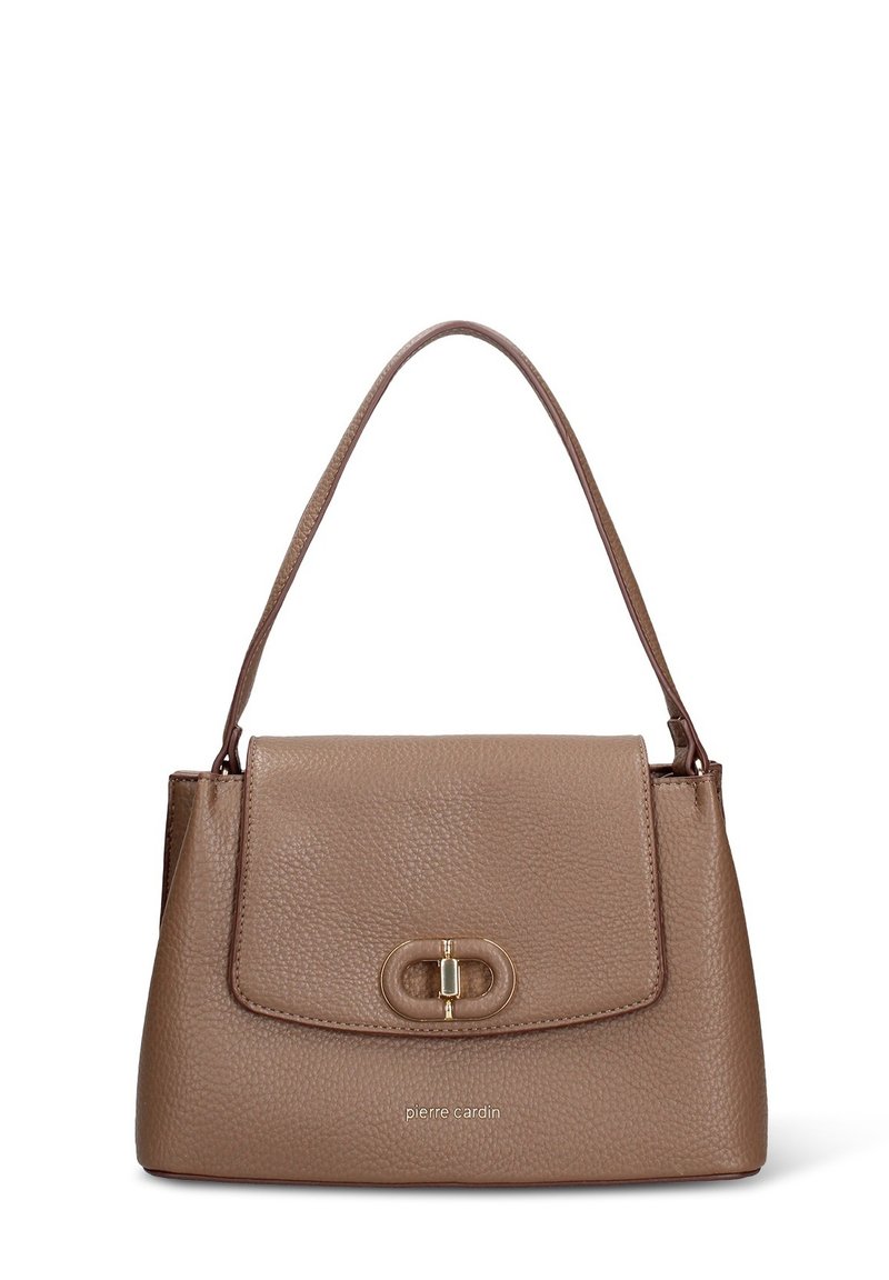 Bruine leren handtas met een gestructureerde afwerking, een overslagklep, gouden beslag en een korte schouderriem; heeft een merknaam in reliëf.