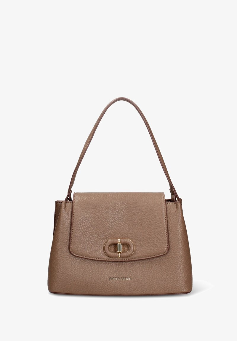 Bruine leren handtas met een gestructureerde afwerking, een overslagklep, gouden beslag en een korte schouderriem; heeft een merknaam in reliëf.