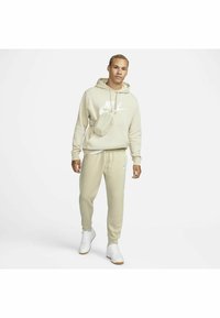 Nike Sportswear CLUB JGGR - Tracksuit bottoms - rattan rattan white