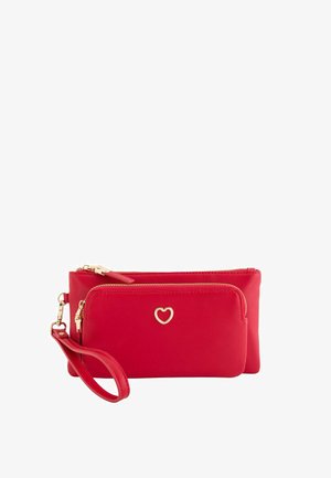 Cartera de mano roja con textura, con dos compartimentos con cremallera y un charm dorado en forma de corazón en el bolsillo frontal.